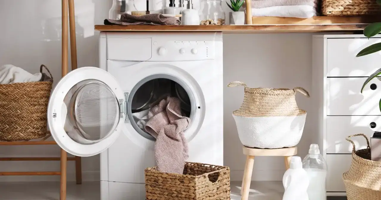 Pralka nie pobiera wody, a pranie czeka. Kosze na pranie i akcesoria łazienkowe tworzą przytulną atmosferę.