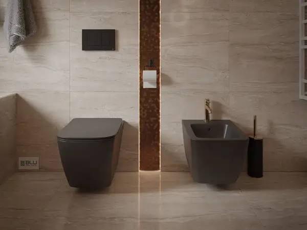 Nowoczesna łazienka z podwieszanym WC i bidetem. Dowiedz się, jak siadać na bidet, by higiena była komfortowa.